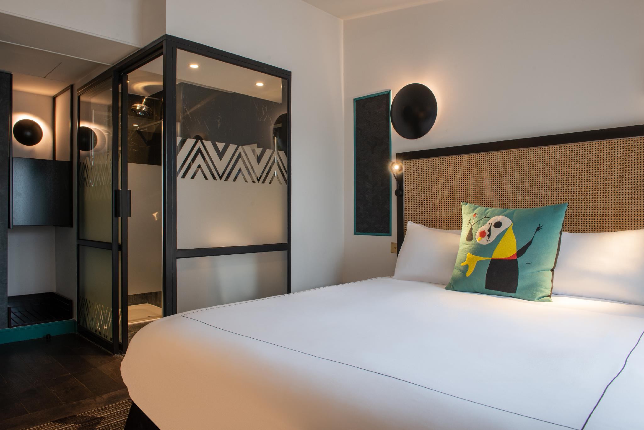 Artist, Queen Bed