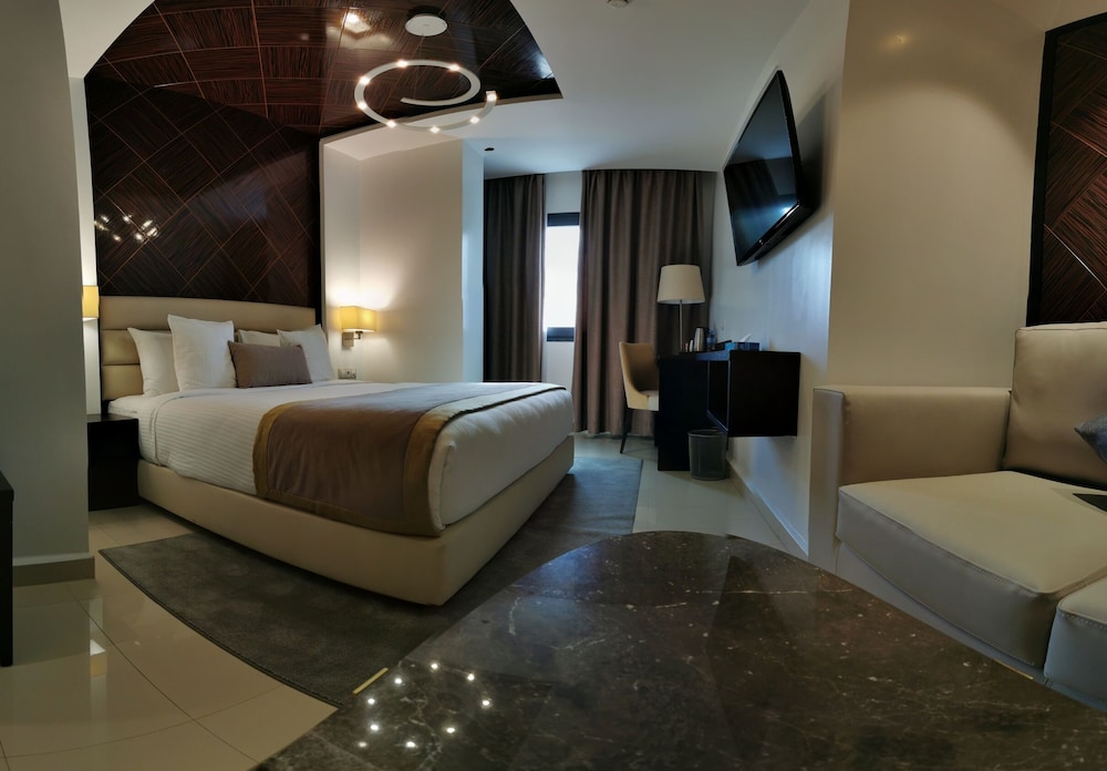 DELUXE, DOUBLE BED