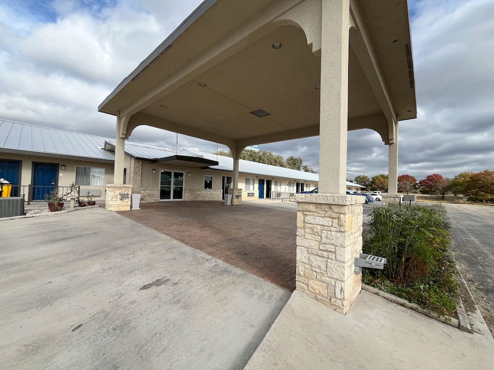 Motel6 Junction, TX - Llano River 52/60