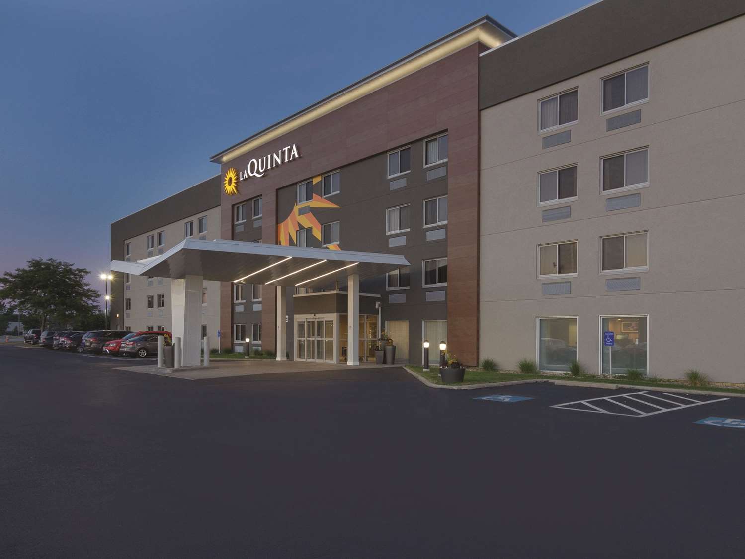 La Quinta Inn & Suites by Wyndham Cleveland - Airport North 2/44