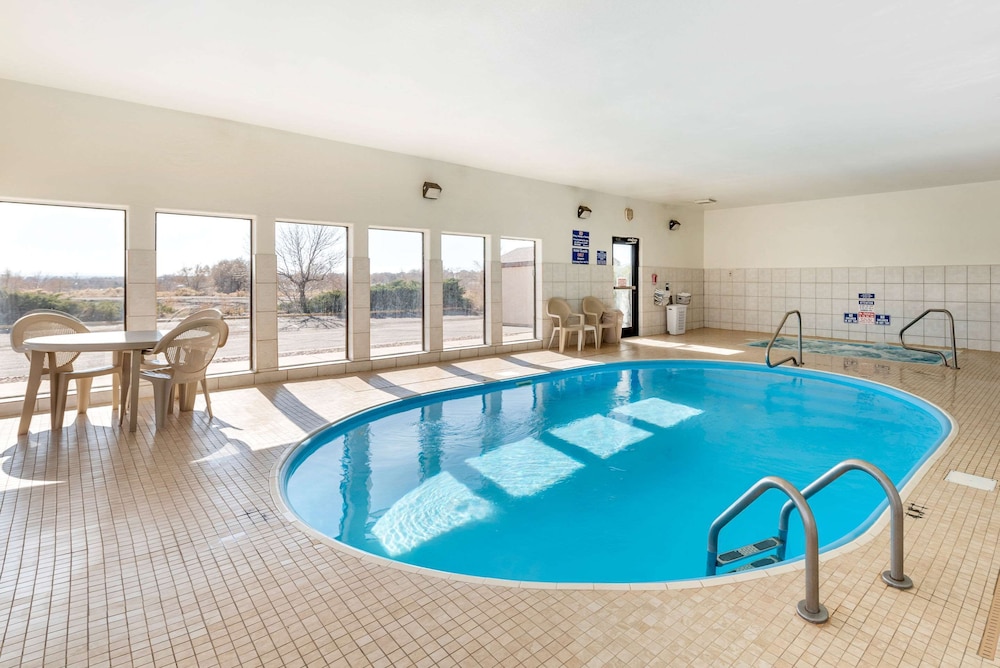 Econo Lodge Pueblo North 2/40