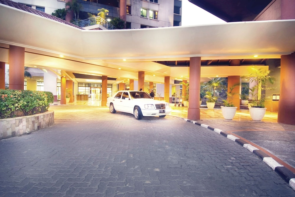 Grand Tropic Suites Jakarta 55/64