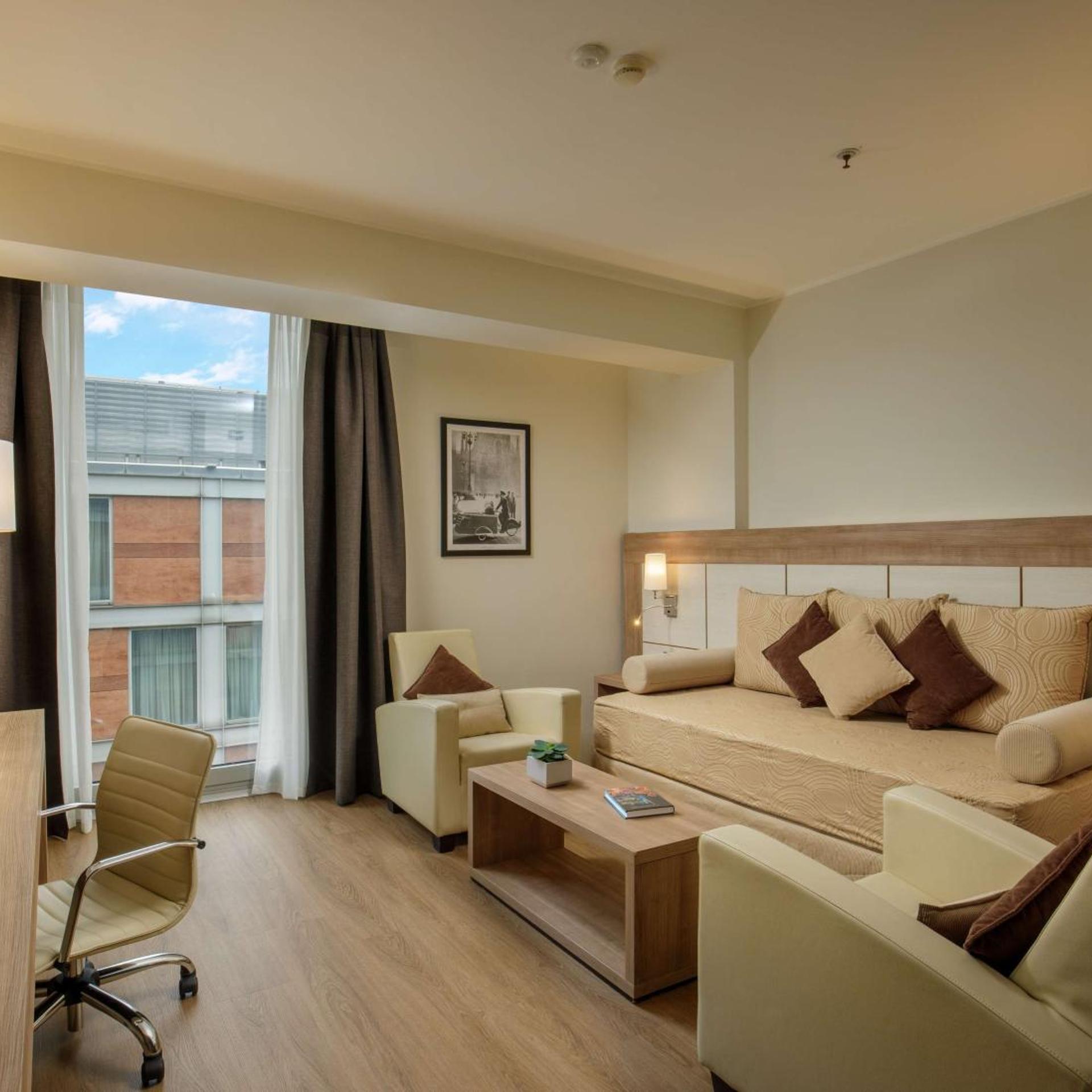 SUITE, KING BED, LIVING AREA