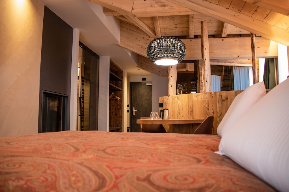 LUXURY, STUDIO, SUITE