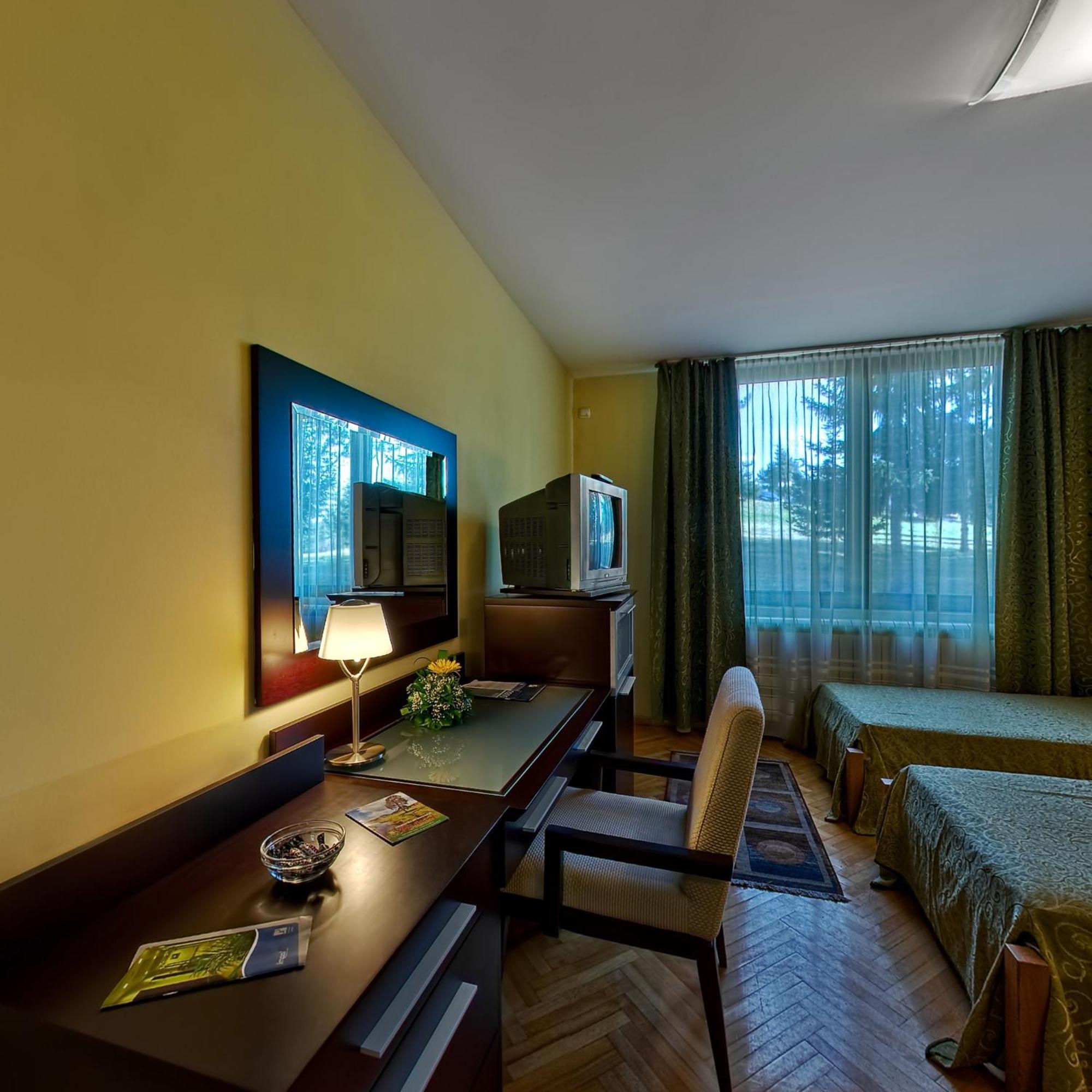 HOTEL PRESIDENT 18/37