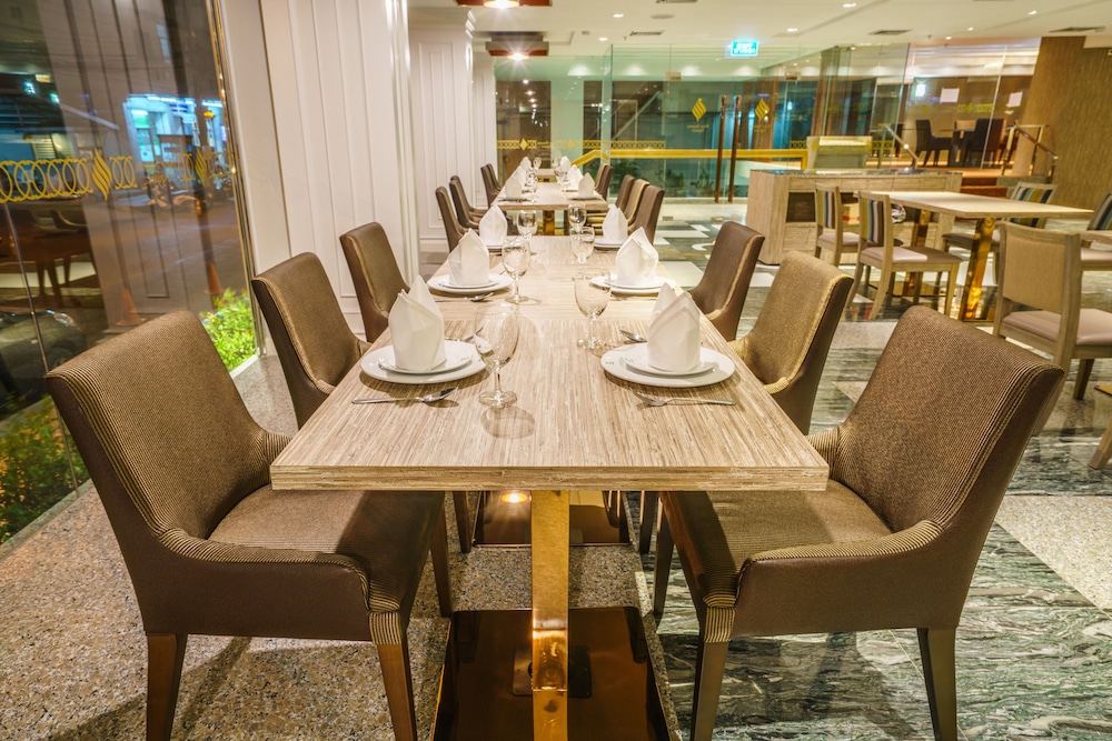 New Season Square Hotel 33/39