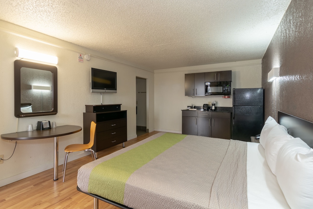 DELUXE, KING BED, KITCHENETTE, SMOKING