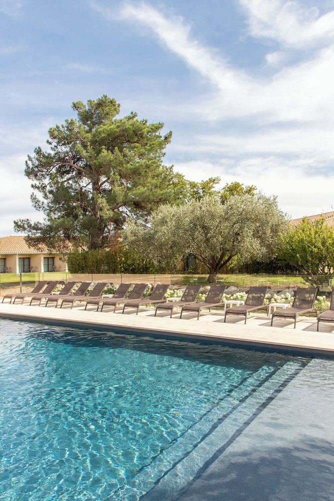 Golden Tulip Avignon Le Paradou 33/66