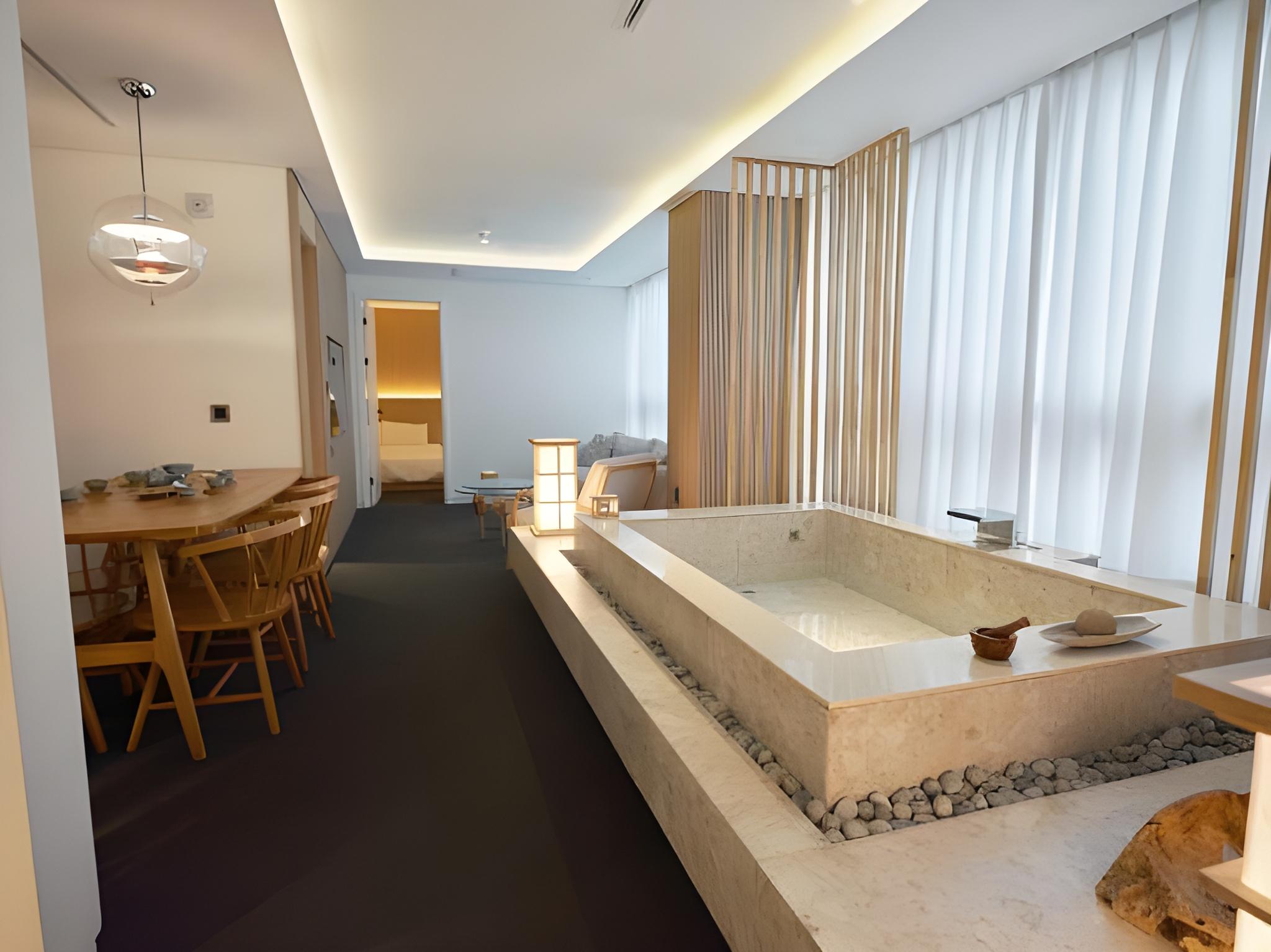 UH Suite The Myeongdong 35/52