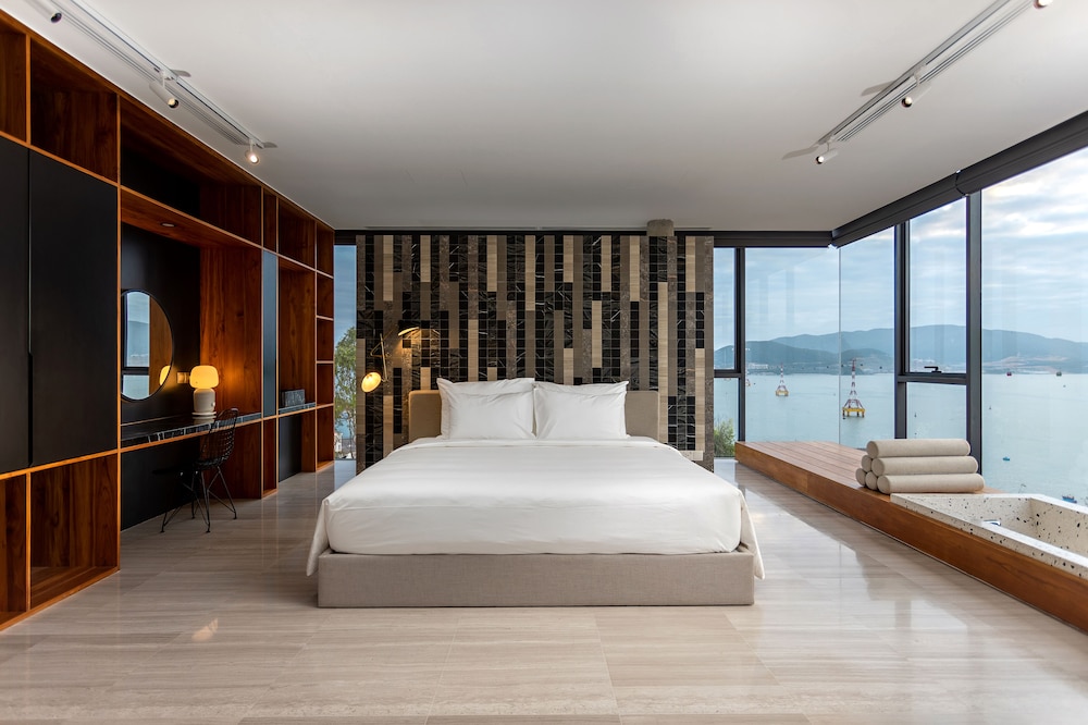 Sky, 7 King Beds