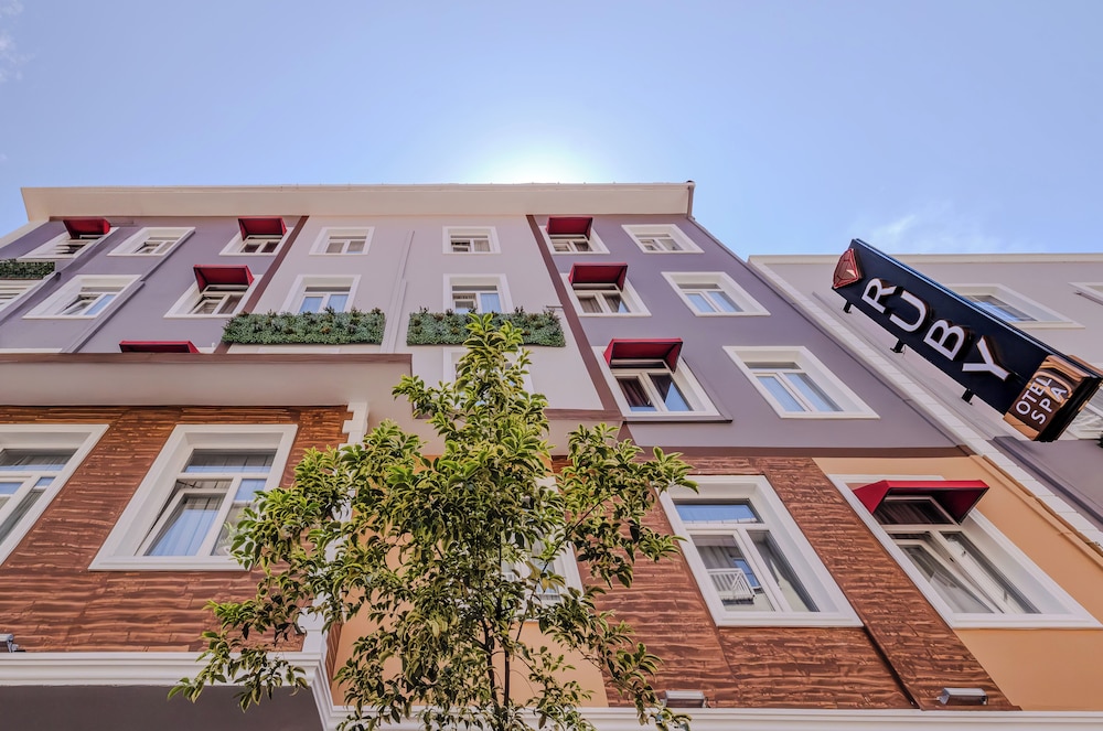 Ruby Hotel 4/46