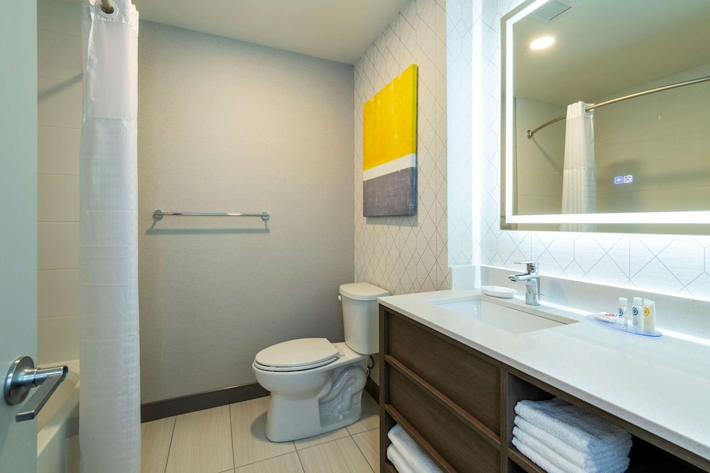 غرفة قياسية بسريرين كوين، Comfort Inn and Suites Kingston ON 2/2