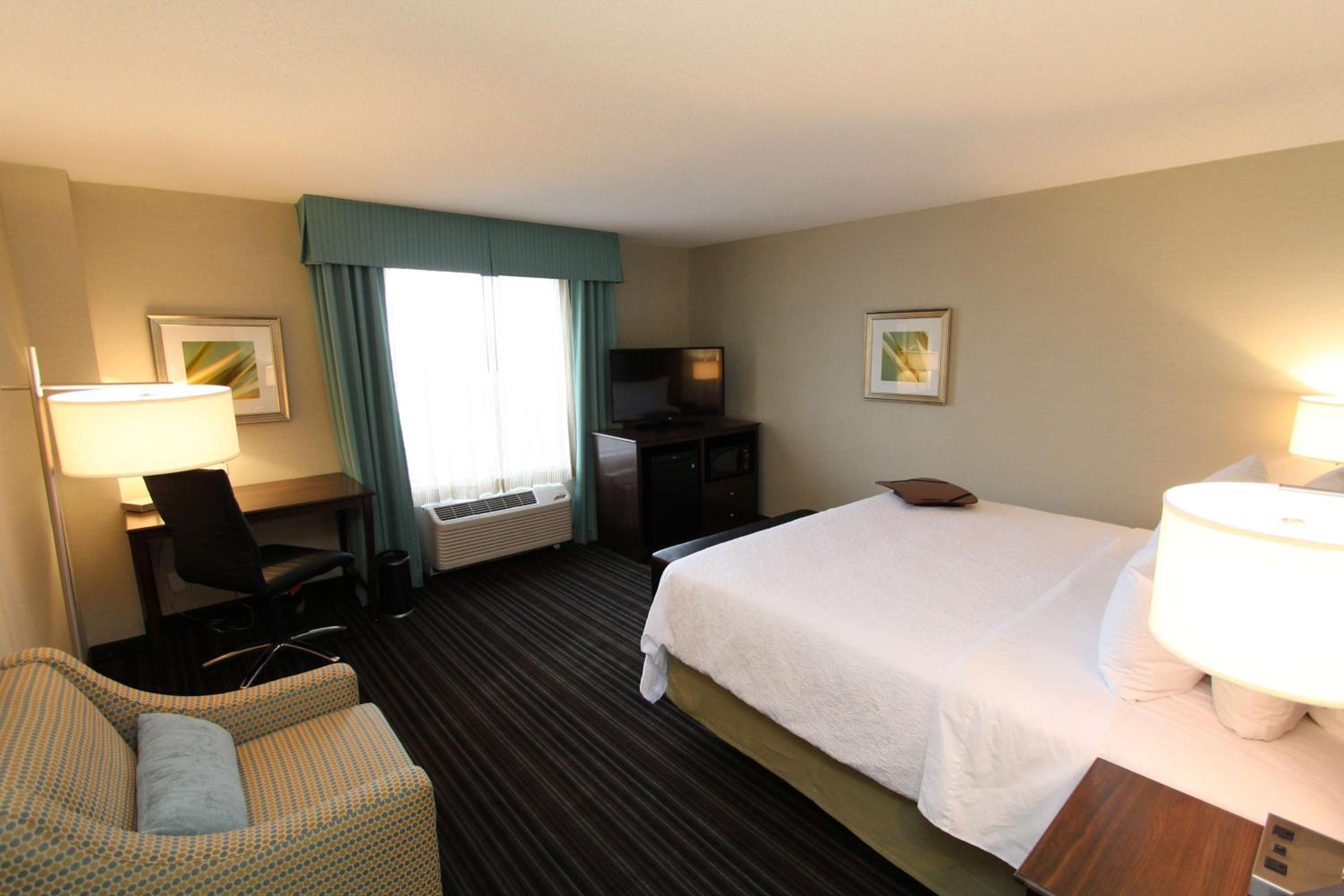 استوديو بريميوم بسرير كينج مع أريكة، Hampton Inn and Suites by Hilton St Johns Airport 2/4