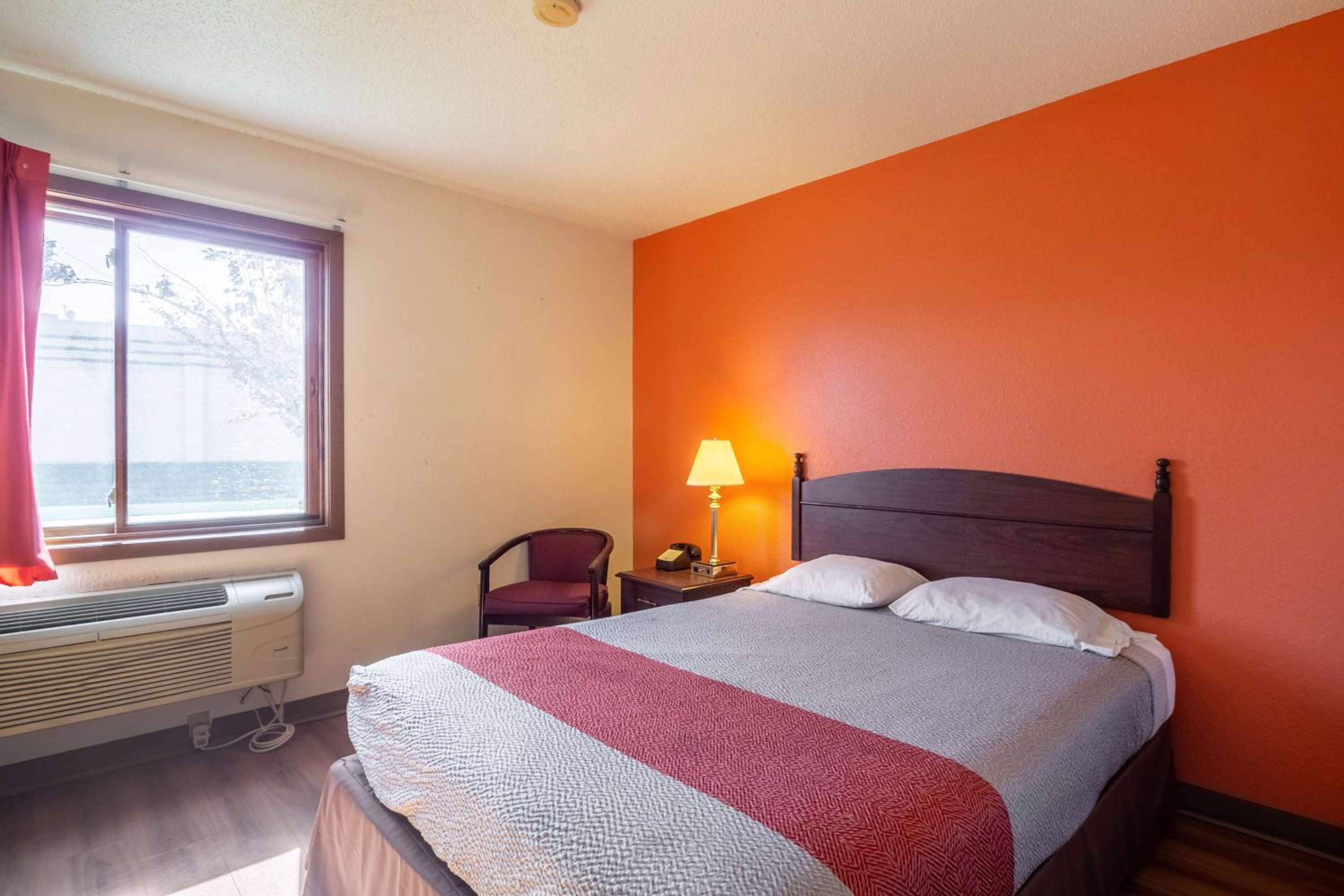 غرفة بسرير كوين لذوي الإعاقة، Motel6 Saukville, WI 4/10