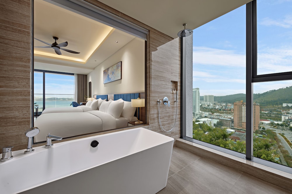 THE WATSON PREMIUM HALONG HOTEL 49/50