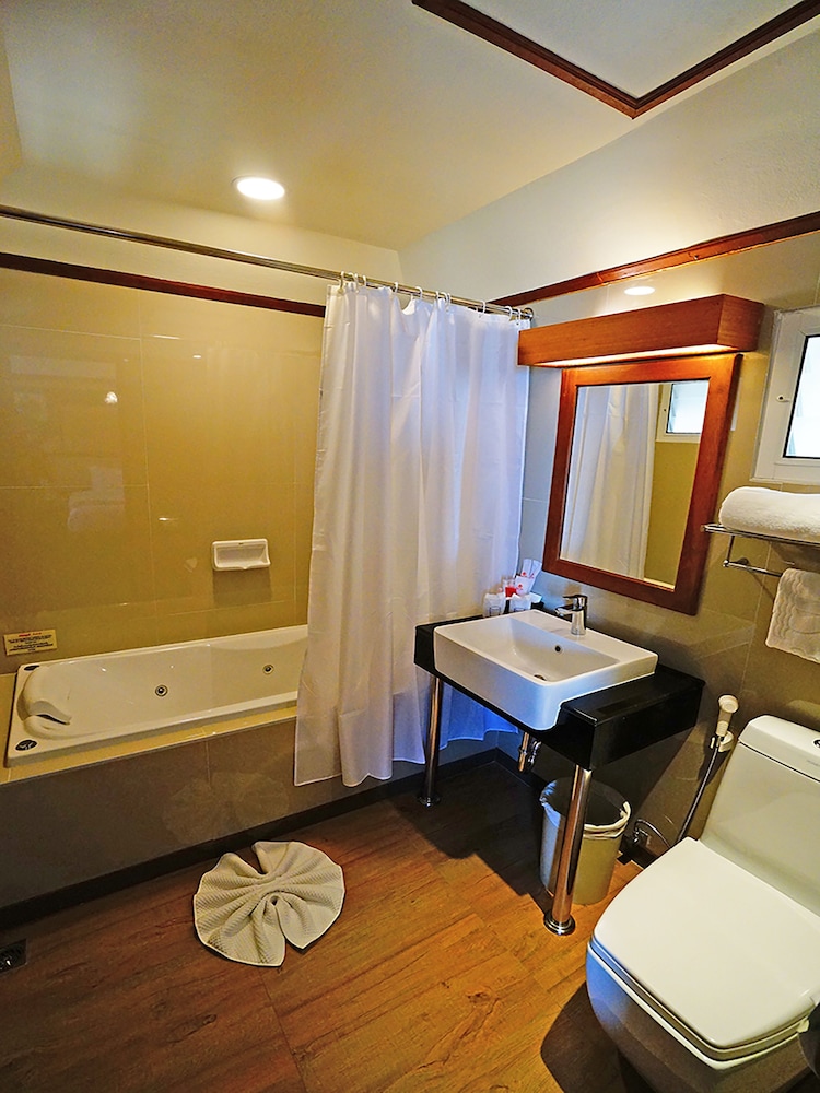 SUNSET VILLAGE BEACH RESORT 24/50