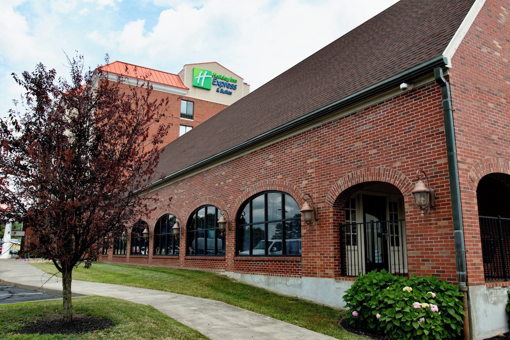 Holiday Inn Express Hotel Suites Latham 8/70
