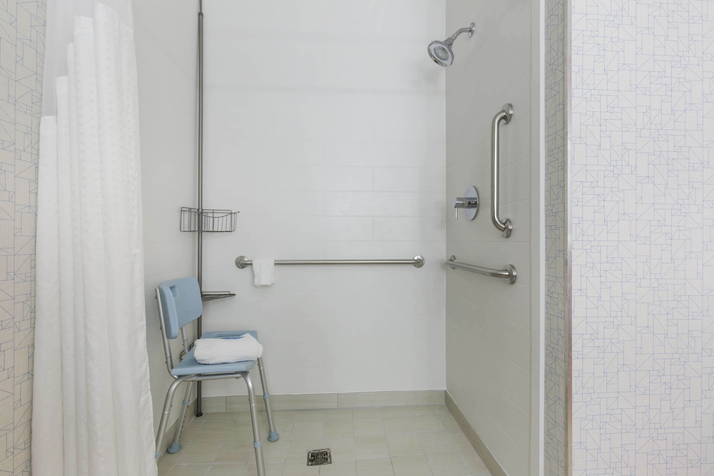 Holiday Inn Express and Suites Chicago West St Charles an IHG Hotel 20/72