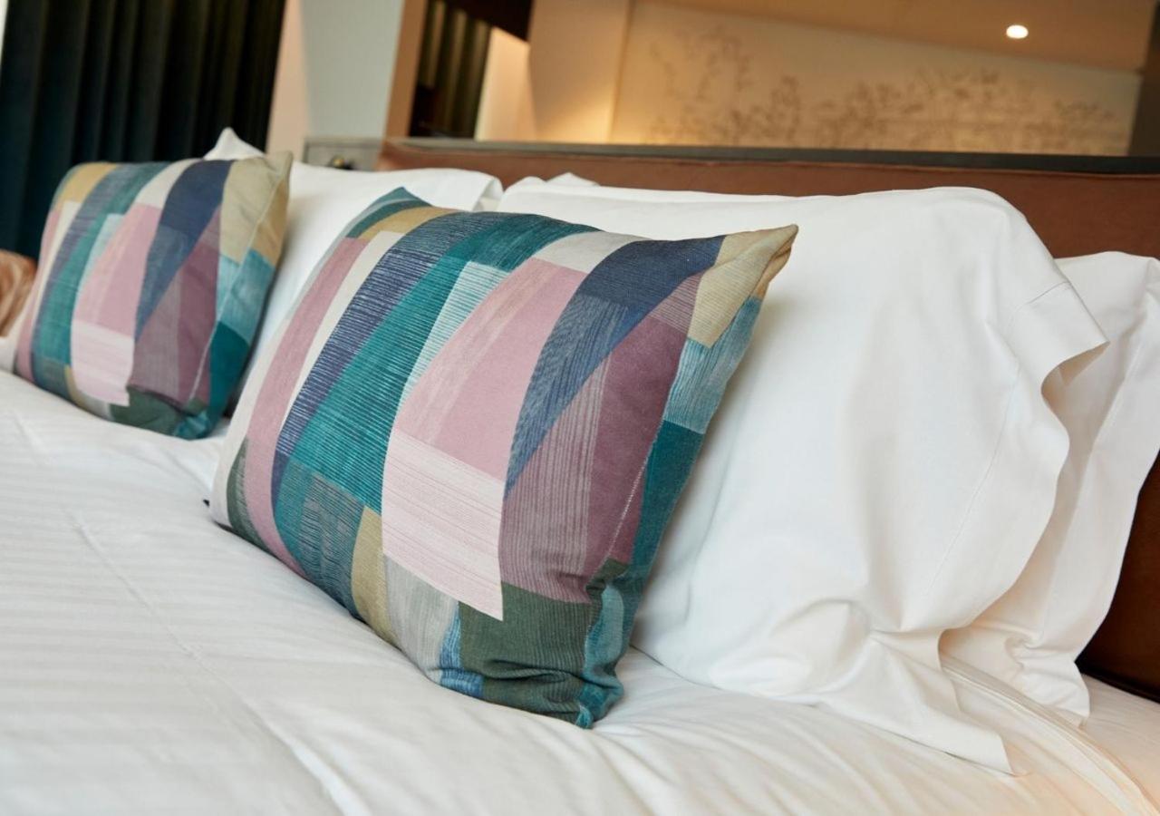 غرفة بسرير كينج مع أريكة، voco Manchester - City Centre, an IHG Hotel 5/8