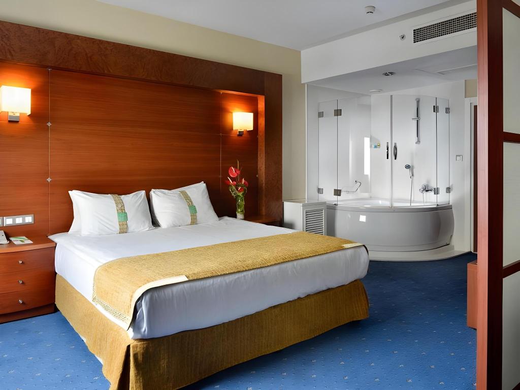 1 Bedroom, Suite, Queen Bed, Sofa, Living Area
