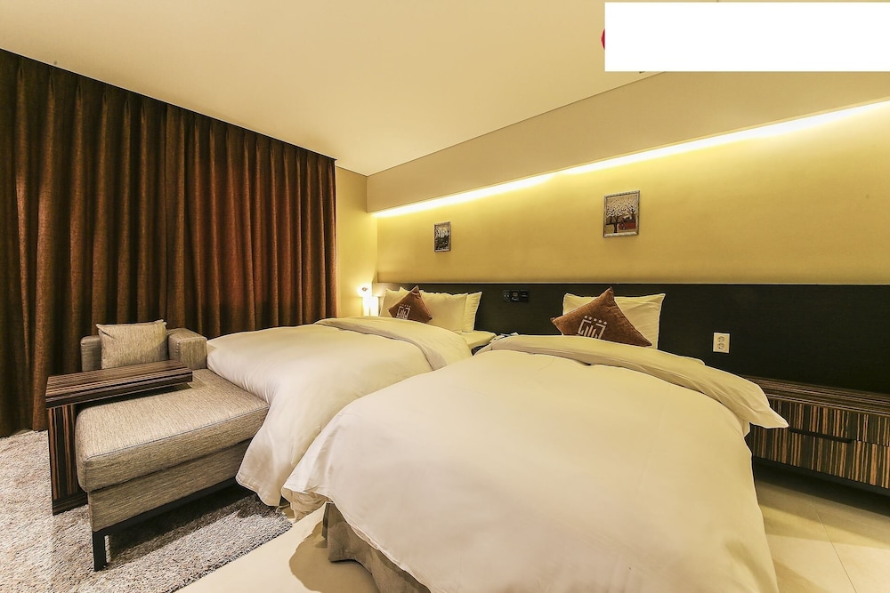Golden Hotel 25/46