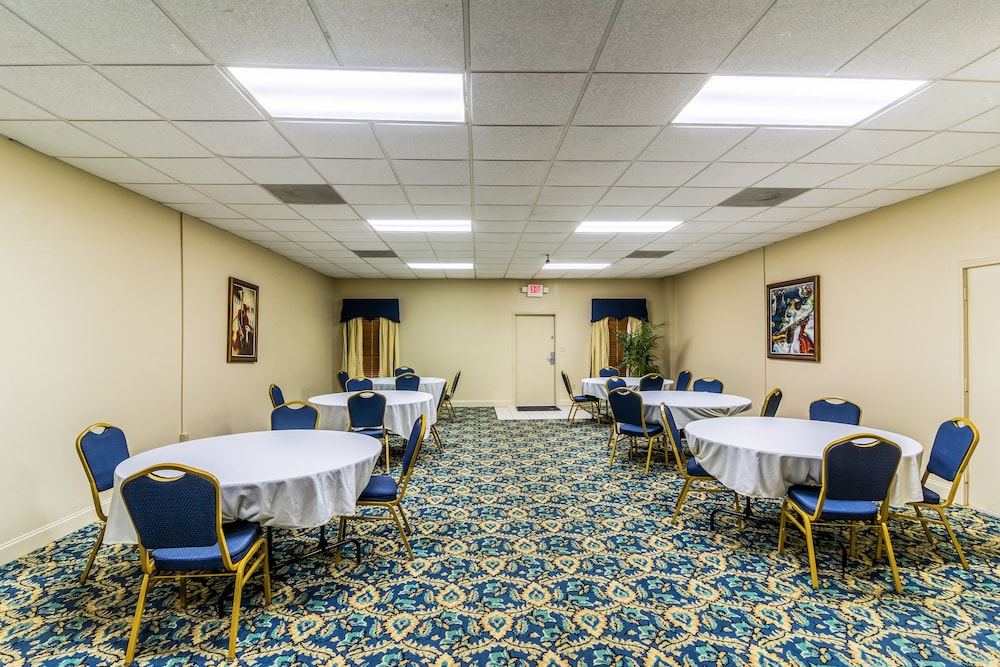 Econo Lodge Whiteville, NC 22/25