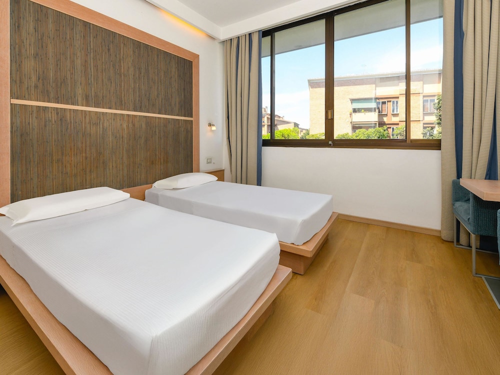 ROOM, TWIN BEDS