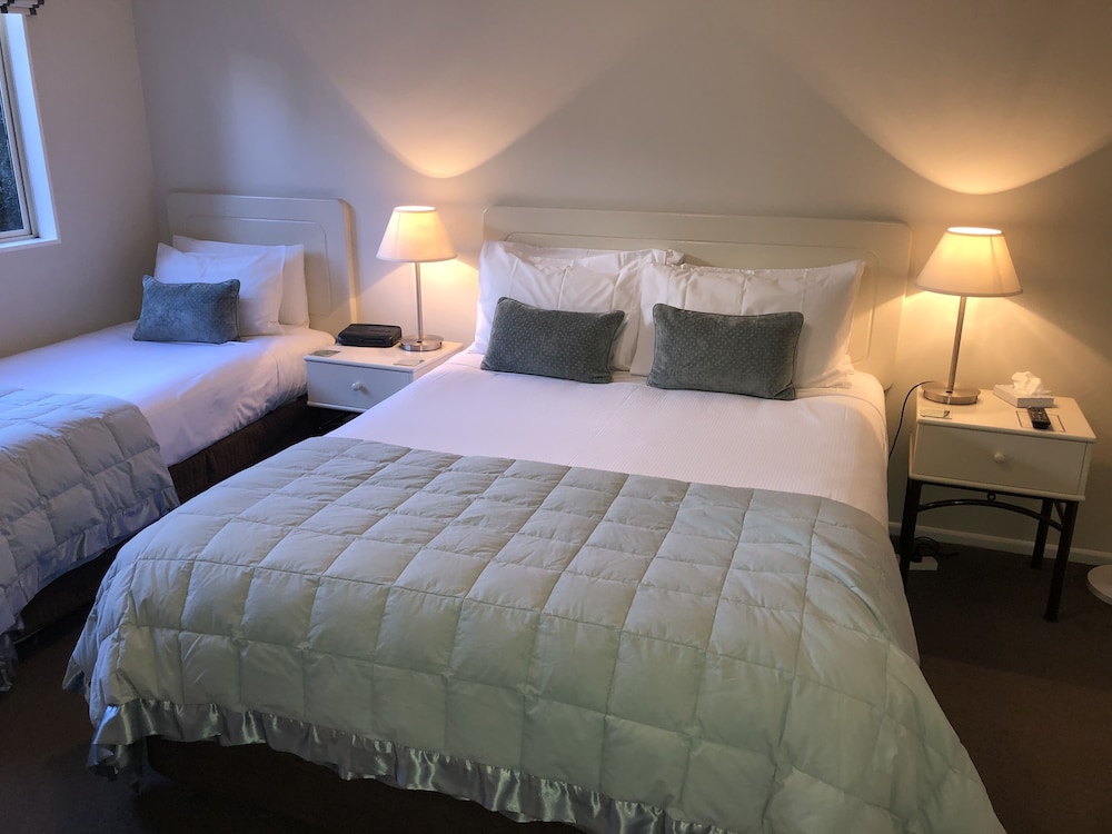 1 BEDROOM, APARTMENT, JETTED TUB