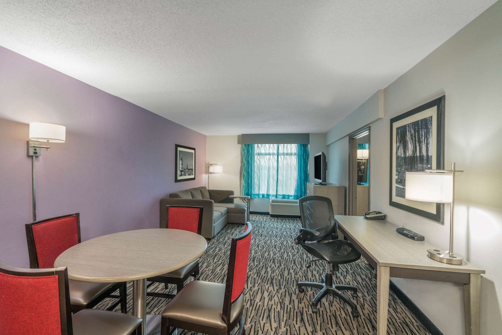 La Quinta Inn Suites Clarksville 37/59