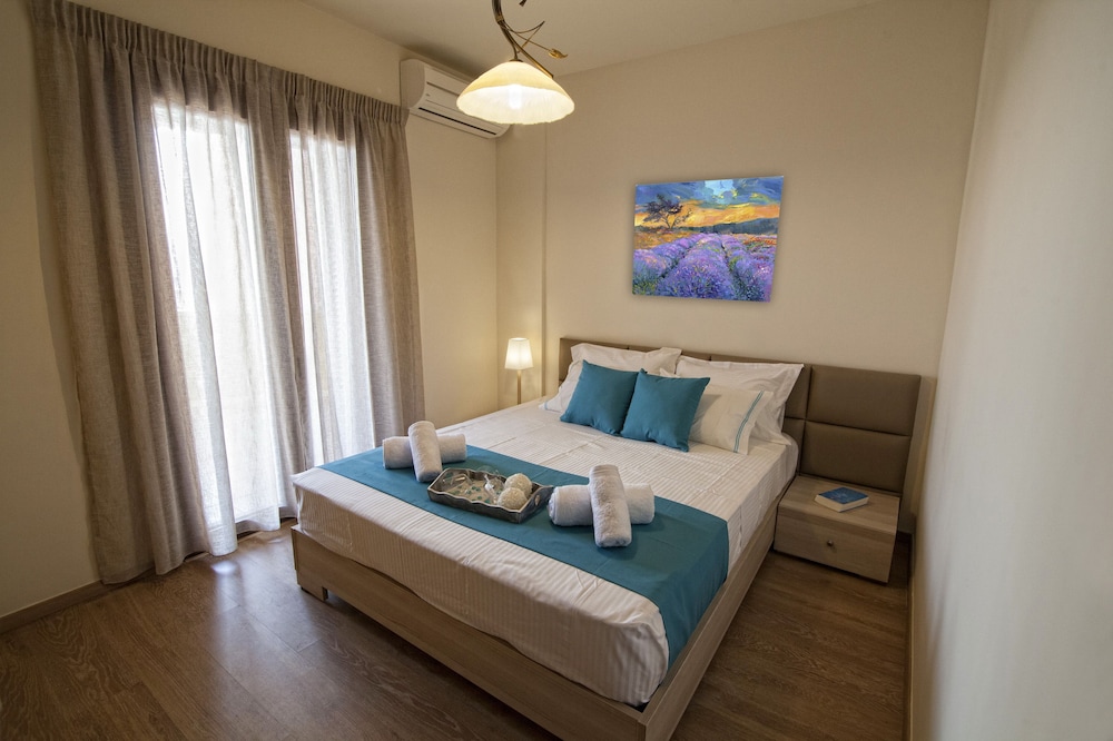 Pearl, 1 King and 2 Queen Beds, Single Bed