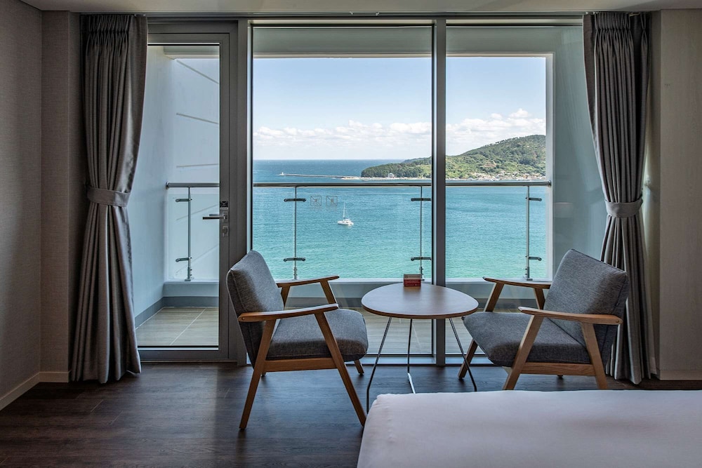 Ramada Suites by Wyndham Geoje 32/48