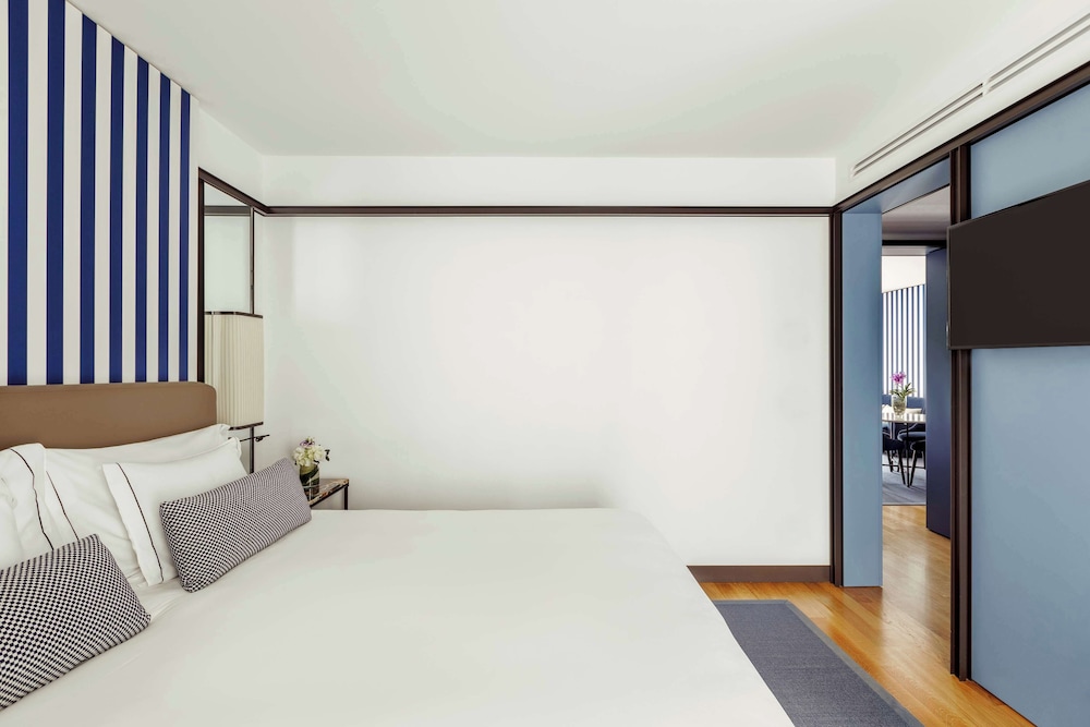 2 Bedrooms, Suite, King Bed, with Extra Bed, Terrace