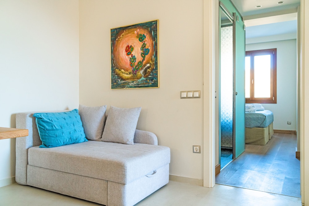 Hermes Suites 12/50