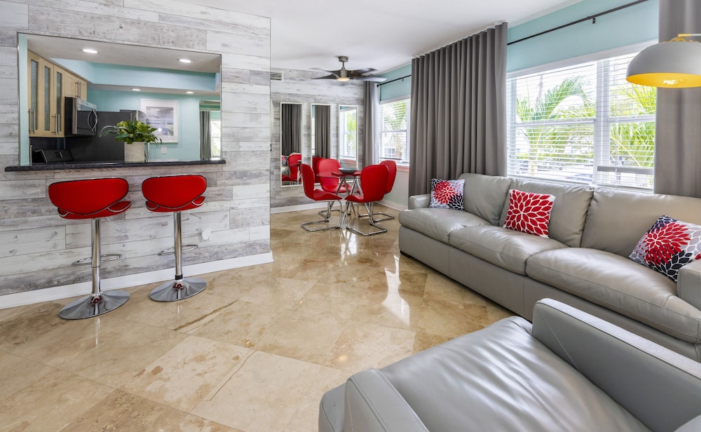 SUITES ON SOUTH BEACH 39/65
