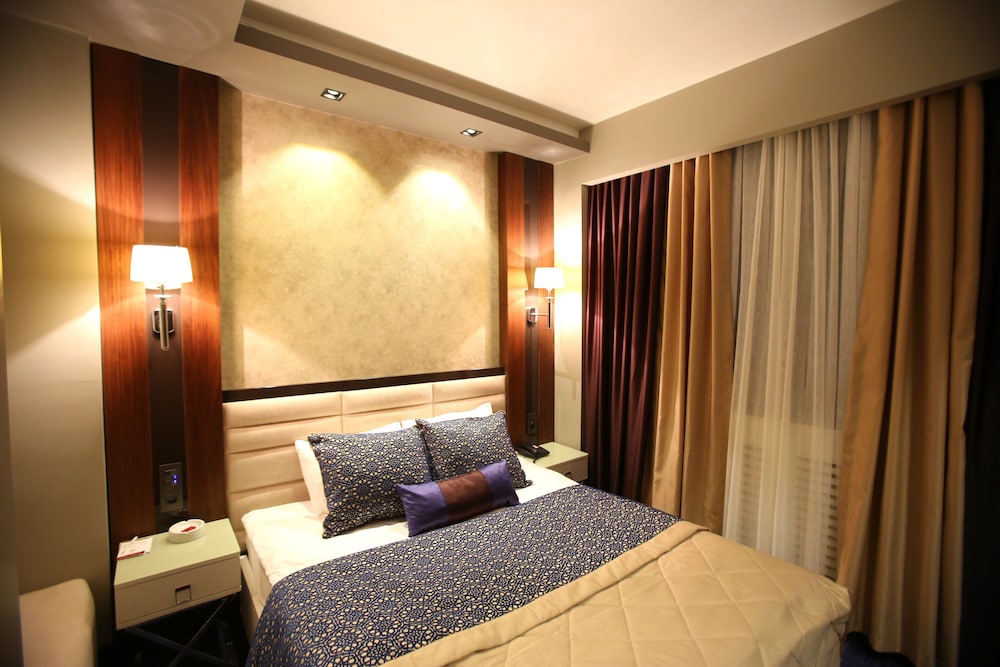 Prestige Hotel 7/49