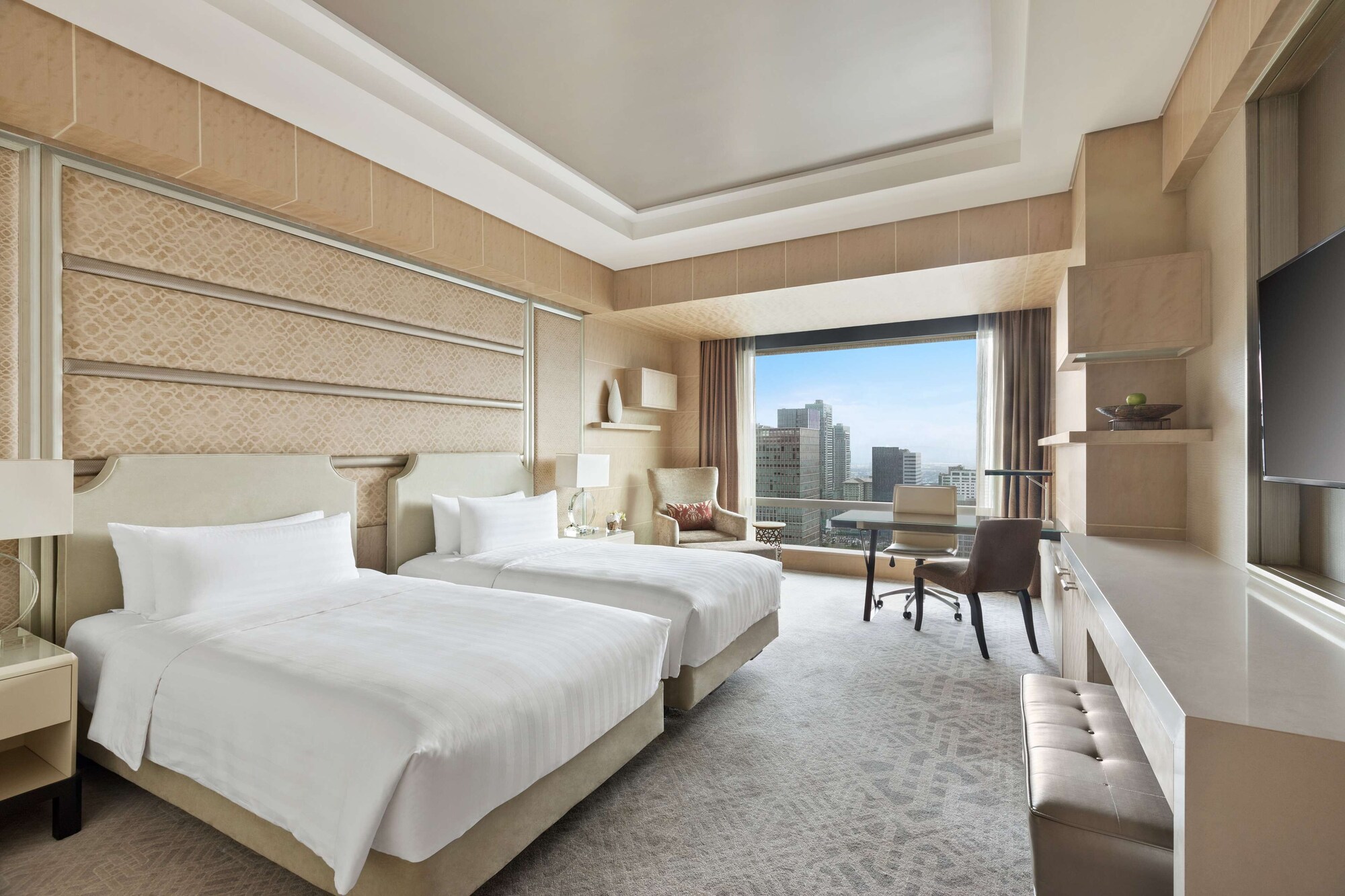 DELUXE, KING BED, HIGH STREET VIEW