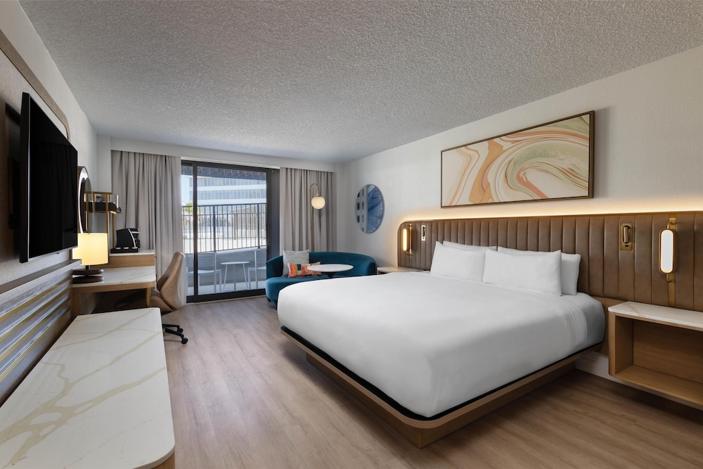 DELUXE, KING BED, POOL SIDE