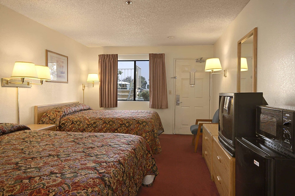 Days Inn By Wyndham Fresno South 18/38