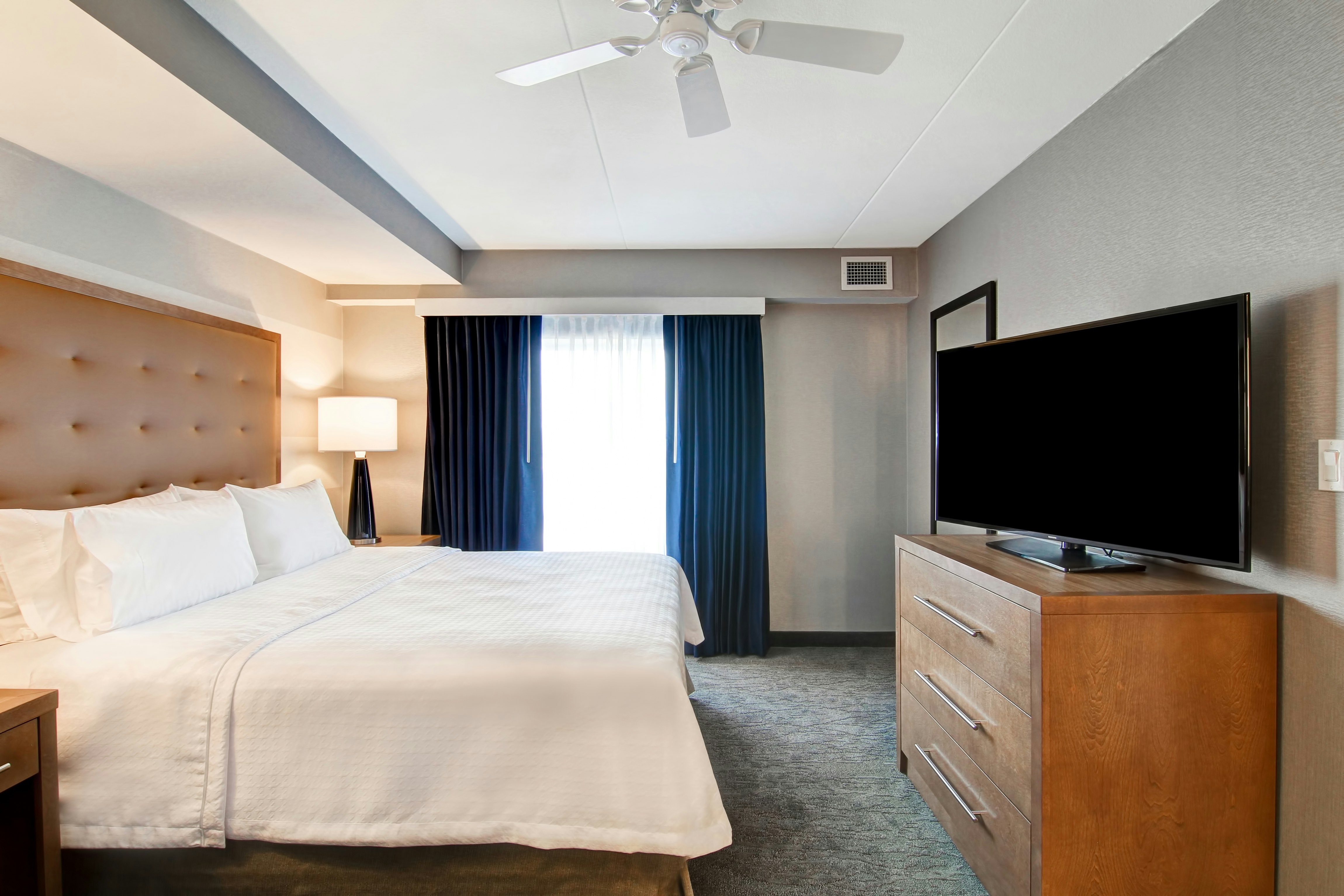 SUITE, KING BED, ACCESSIBLE