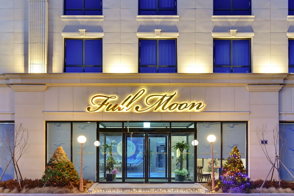 Hotel Full Moon 1/54