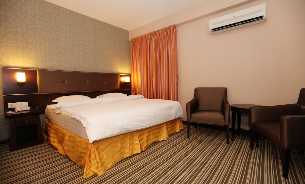 1 City Hotel 16/27