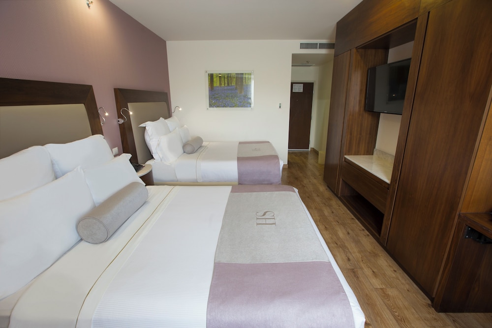 STANDARD, 2 QUEEN BEDS