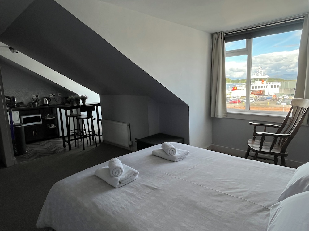 Studio, King Bed