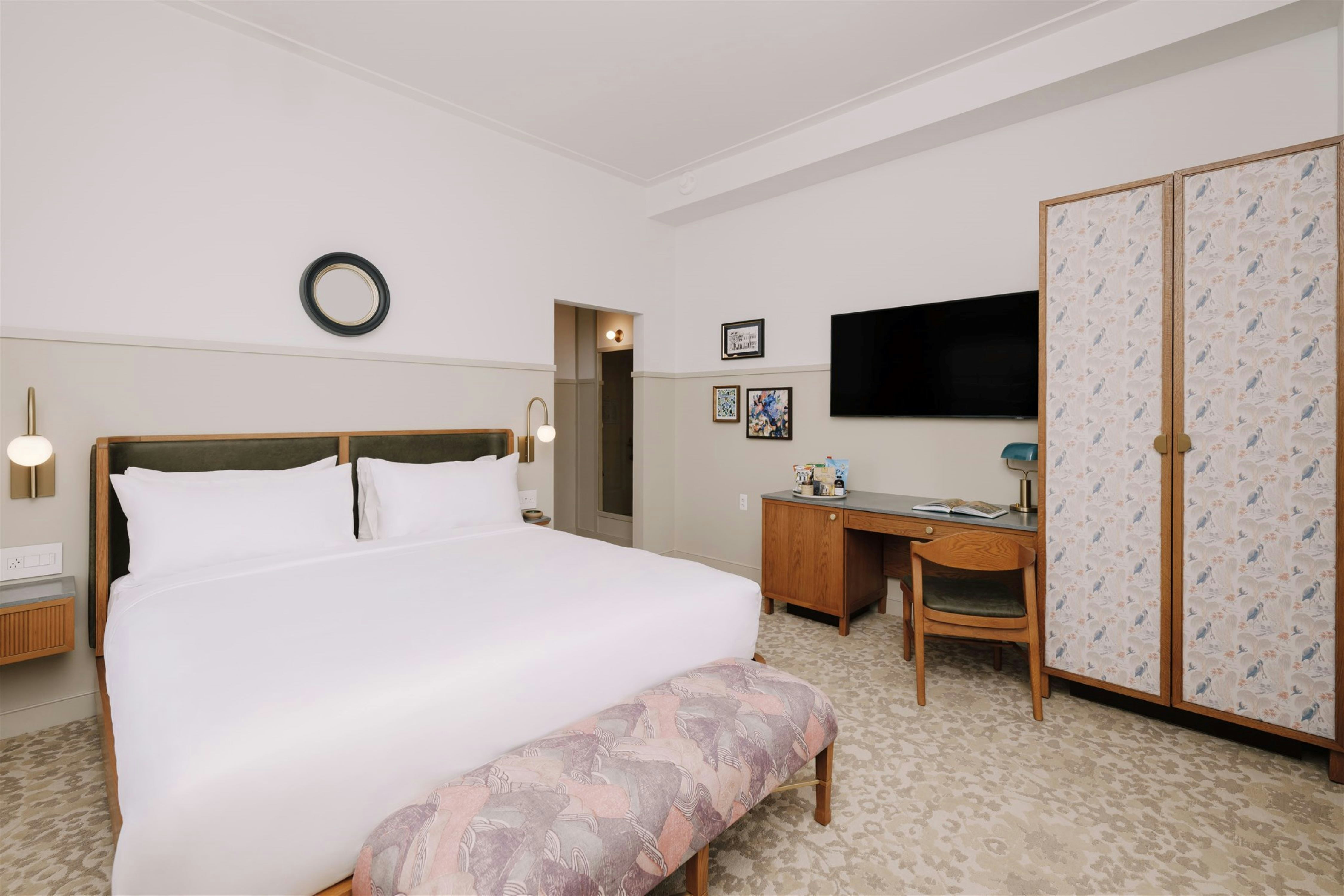 ROOM, KING BED