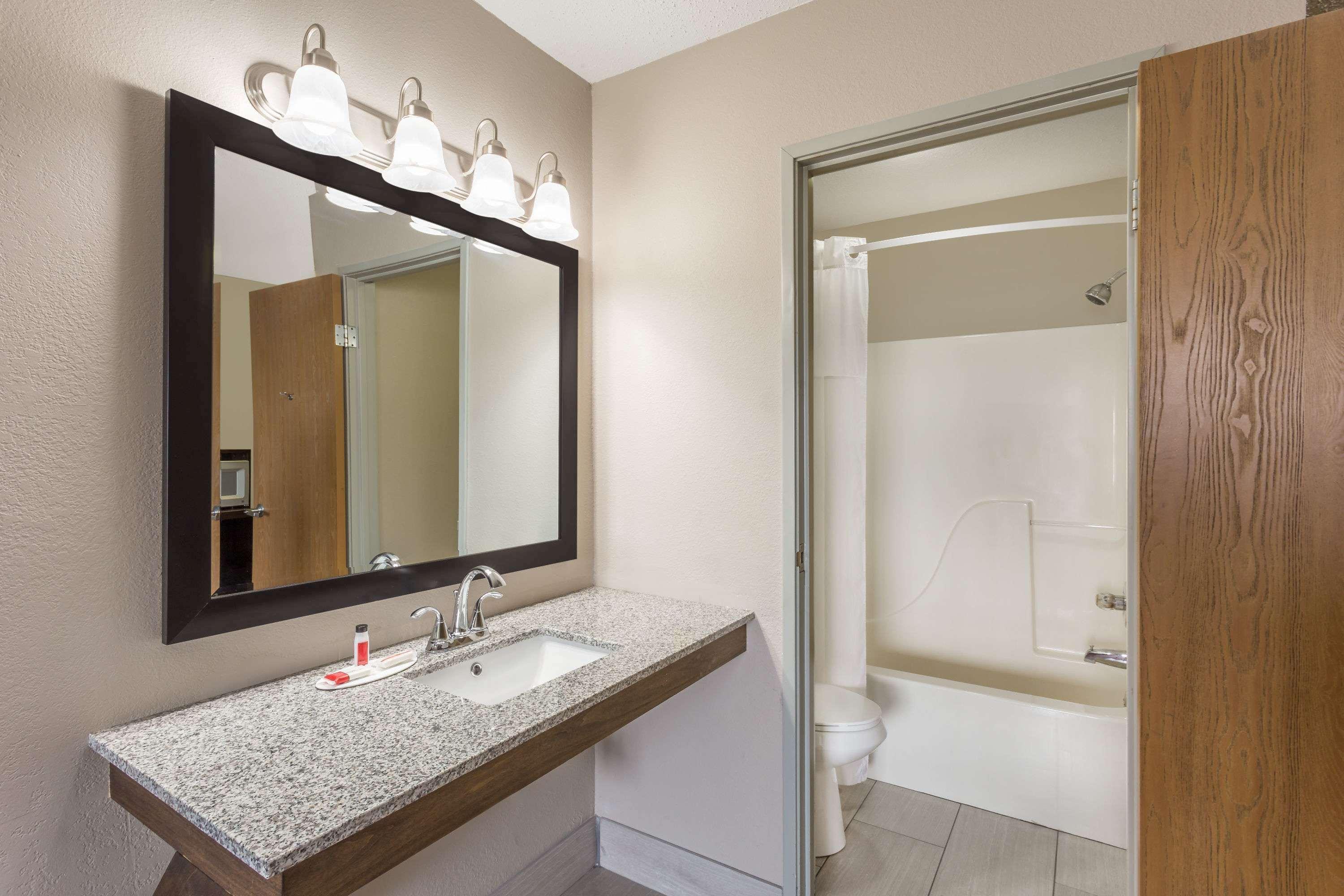Super 8 by Wyndham Hebron Lowell Area 14/16