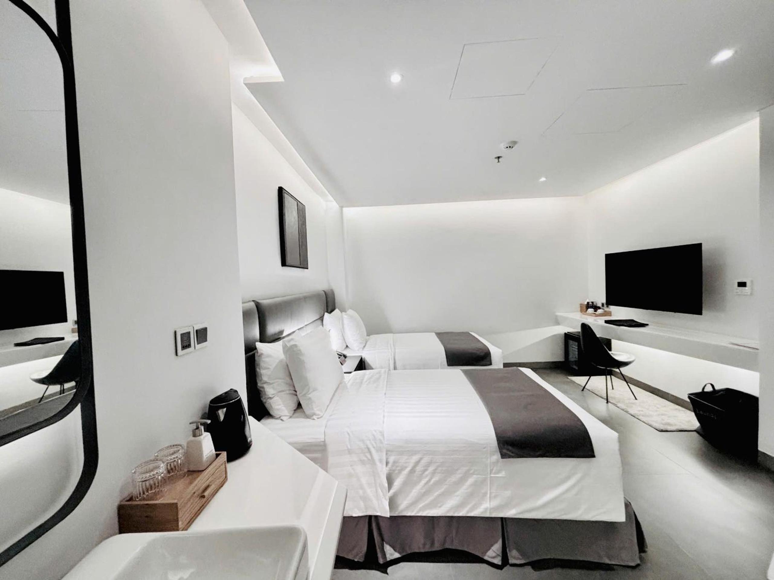 Standard, Twin Beds, No Window