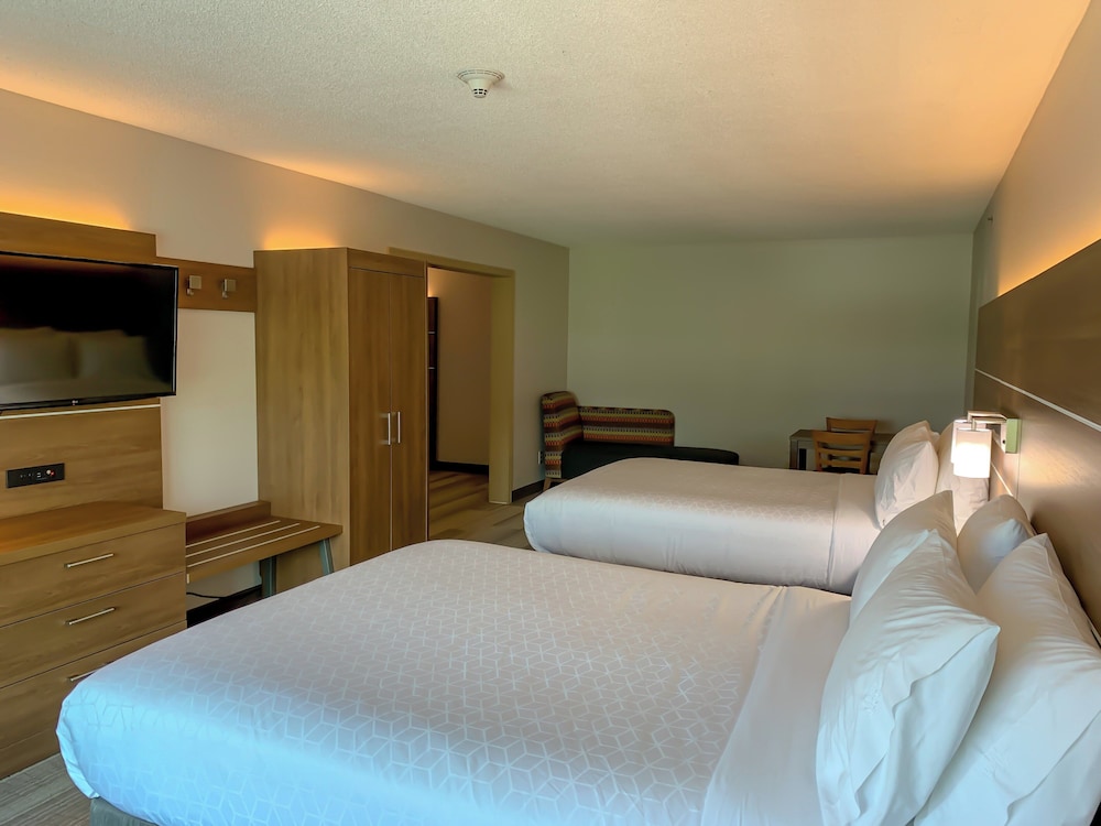 Suite, 2 Queen Beds, Sofa, Top Floor