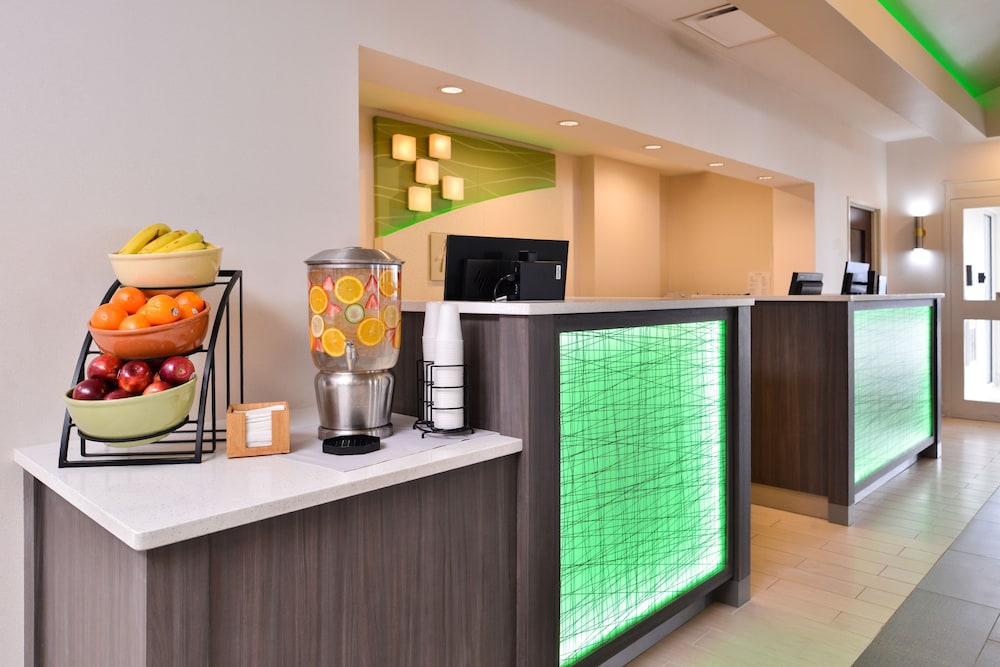 Holiday Inn Hotel and Suites Rochester Marketplace 12/64