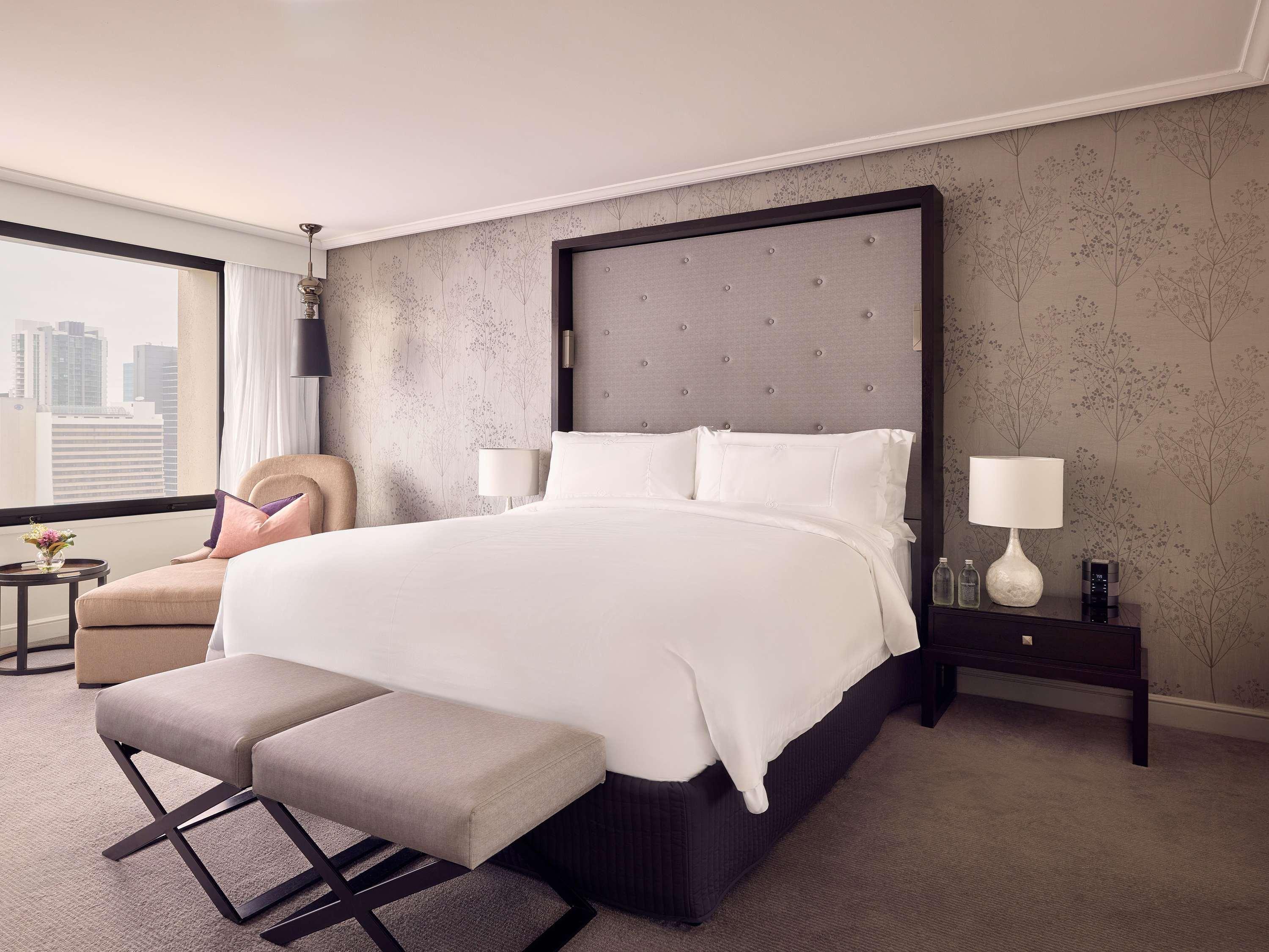 SIGNATURE, LUXURY, SUITE, KING BED, CITY VIEW, LIVING AREA, HIGH FLOOR