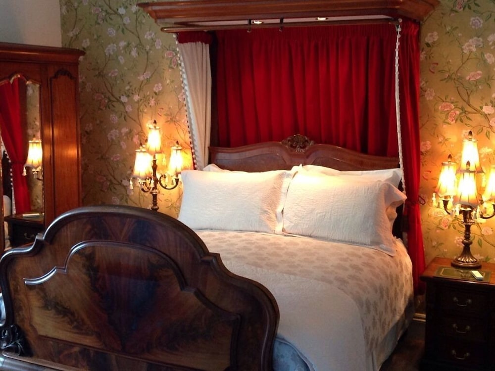 Westgate Manor 6/18